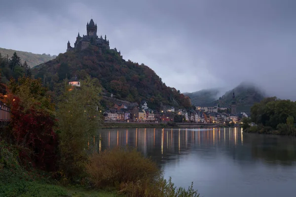 Cochem Niemcy Października 2018 Panoramiczny Obraz Miasta Cochem Mozeli Mglisty — Zdjęcie stockowe