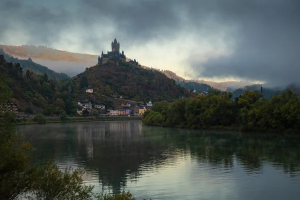 Cochem Niemcy Października 2018 Panoramiczny Obraz Miasta Cochem Mozeli Mglisty — Zdjęcie stockowe