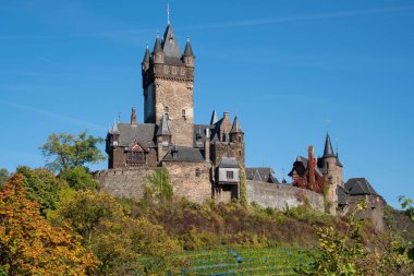 Cochem, Almanya - 5 Ekim 2018: Almanya, Europe Moselle Nehri üzerinde 5 Ekim 2018 yakın eski Cochem castle, panoramik görüntü 