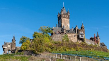 Cochem, Almanya - 5 Ekim 2018: Almanya, Europe Moselle Nehri üzerinde 5 Ekim 2018 yakın eski Cochem castle, panoramik görüntü 