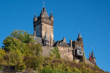 Cochem, Almanya - 5 Ekim 2018: Almanya, Europe Moselle Nehri üzerinde 5 Ekim 2018 yakın eski Cochem castle, panoramik görüntü 