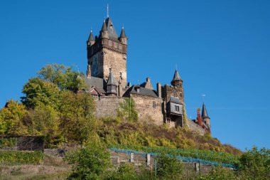 Cochem, Almanya - 5 Ekim 2018: Almanya, Europe Moselle Nehri üzerinde 5 Ekim 2018 yakın eski Cochem castle, panoramik görüntü 
