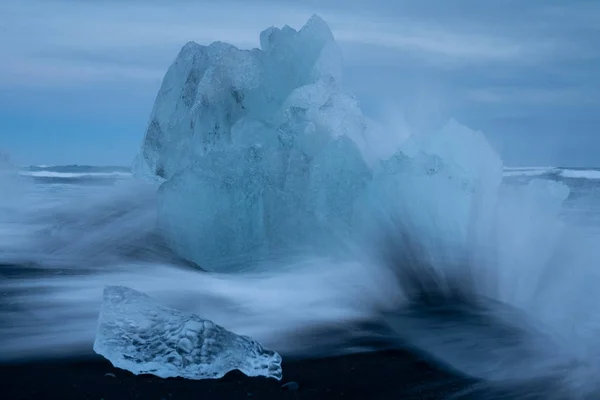 Iceberg Una Spiaggia Tempestosa Joekulsarlon Islanda — Foto Stock
