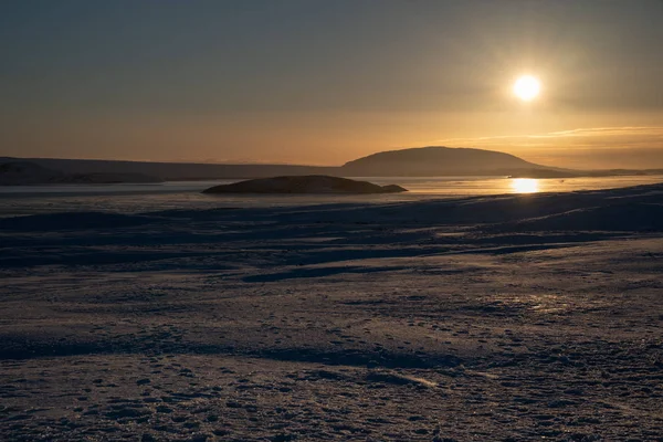 İzlanda, Avrupa 'da soğuk bir kış gününde gün doğumu