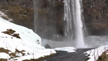 Güzel Seljalandsfoss soğuk bir kış gününde, İzlanda, Avrupa
