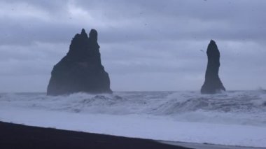 Reynisdrangur 'un kaya kulesi, Reynisfjara kıyısı Vik, İzlanda, Avrupa' ya yakın.
