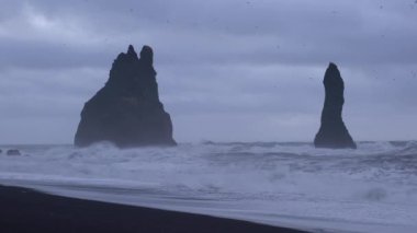 Reynisdrangur 'un kaya kulesi, Reynisfjara kıyısı Vik, İzlanda, Avrupa' ya yakın.