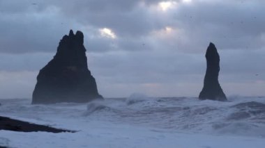 Reynisdrangur 'un kaya kulesi, Reynisfjara kıyısı Vik, İzlanda, Avrupa' ya yakın.
