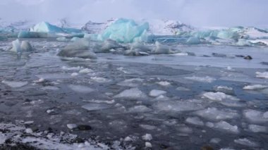 Buz Dağları ile buzul lagünü ve arka planda buzulların panoramik görünümü, Izlanda 'da kış, Avrupa