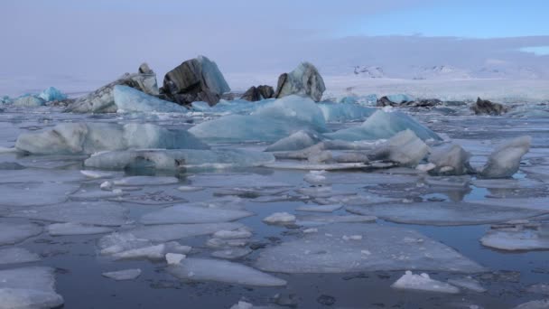 冰川泻湖的全景 Joekulsarlon 与冰山和在背景冰川 冬天在冰岛 — 图库视频影像