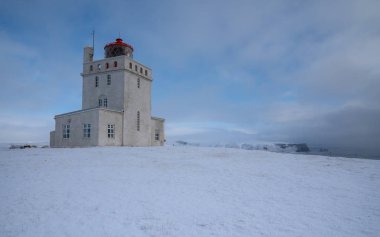 Kar ve sabah ın erken ışık ile Cape Dyrholaey deniz feneri Panoramik görüntü, İzlanda kış