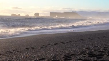 Karla kaplı sahil şeridi ile bir kış gününde Cape Dyrholaey kıyı manzara Panoramik görüntü, İzlanda