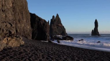 Gün batımında Reynisdrangur kaya kuleleri Panoramik görüntü, Vik yakın Reynisfjara kıyısında, İzlanda, Avrupa