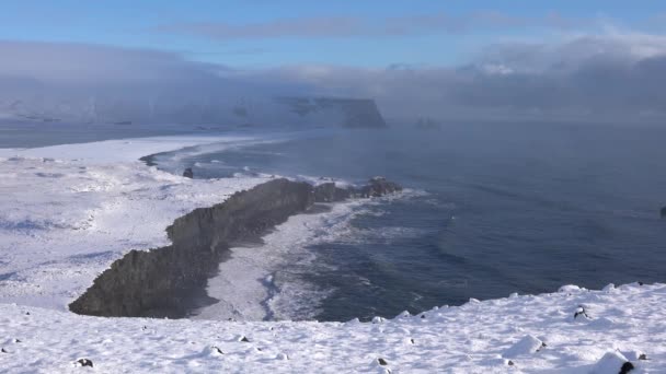 Panoramabild Der Felstürme Von Reynisdrangur Bei Sonnenuntergang Küste Von Reynisfjara — Stockvideo