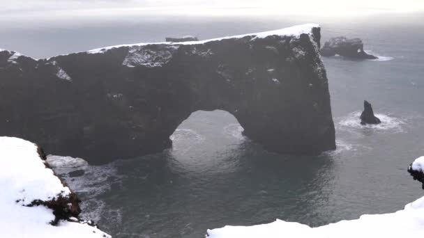 冰岛冬季的迪霍莱角海岸景观全景图像 海岸线被雪覆盖 — 图库视频影像