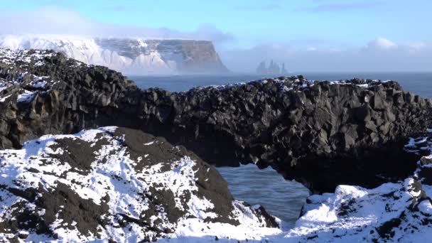 Panoramiczny Obraz Przybrzeżnych Krajobrazów Cape Dyrholaey Zimowy Dzień Pokrytym Śniegiem — Wideo stockowe