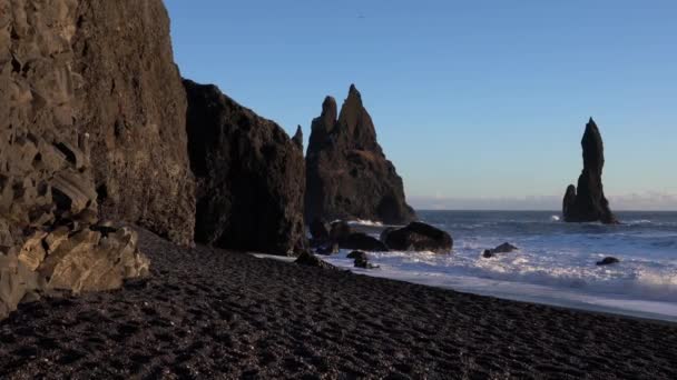 Panoramiczny Obraz Rock Wieże Reynisdrangur Zachodzie Słońca Wybrzeża Reynisfjara Blisko — Wideo stockowe