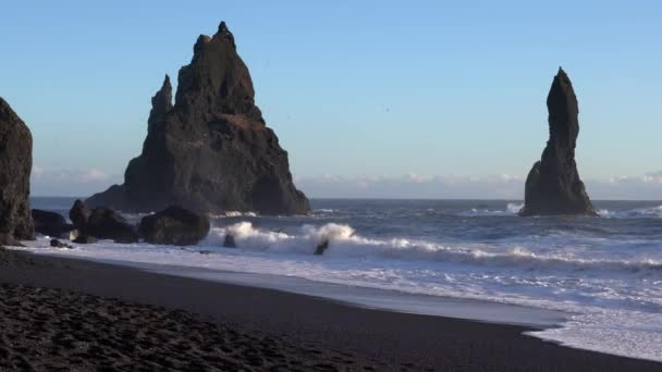 Panoramiczny Obraz Rock Wieże Reynisdrangur Zachodzie Słońca Wybrzeża Reynisfjara Blisko — Wideo stockowe