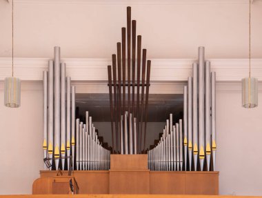Cochem, Almanya - 3 Mayıs 2019: Ebernach Manastırı'nın modern organı 3 Mayıs 2019'da Cochem, Almanya'da