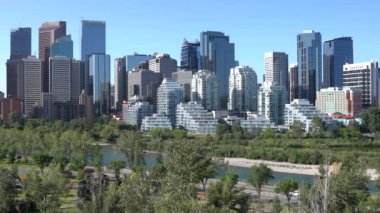 Calgary, Kanada - 5 Ağustos 2019: 5 Ağustos 2019'da Alberta, Kanada'da mavi gökyüzü ile güneşli bir günde Calgary siluetinin panoramik görüntüsü