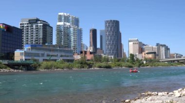 Calgary, Kanada - 5 Ağustos 2019: 5 Ağustos 2019'da Alberta, Kanada'da mavi gökyüzü ile güneşli bir günde Calgary siluetinin panoramik görüntüsü