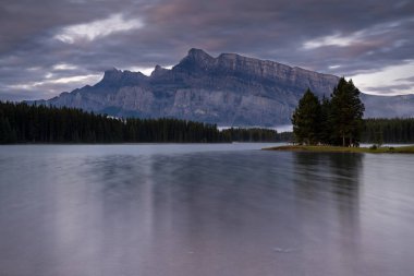 Rundle Dağı ve Two Jack Gölü 'nün sabah erken saatlerinde, Banff Na