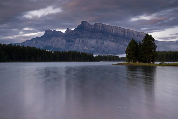 Mount Rundle i dwa Jack Lake z wczesnym porannym nastroju, Banff Na — Zdjęcie stockowe