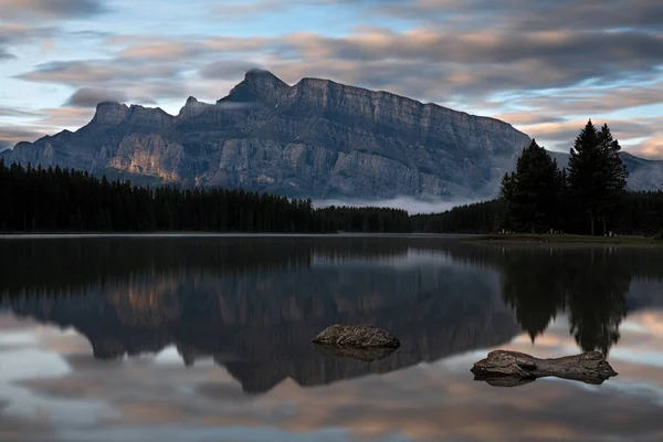 Mount Rundle i dwa Jack Lake z wczesnym porannym nastroju, Banff Na — Zdjęcie stockowe