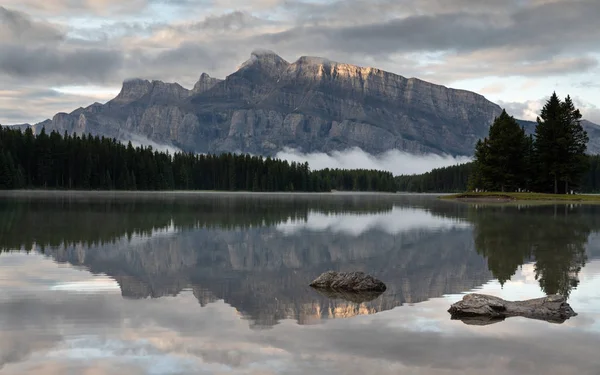 Mount Rundle e Two Jack Lake con umore mattutino, Banff Na — Foto Stock