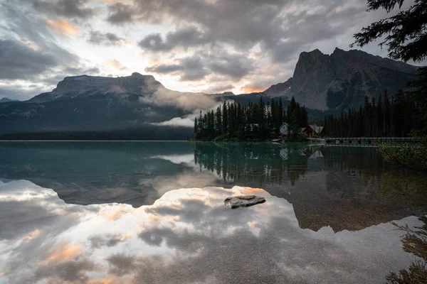 Jezioro Szmaragdowe, Park Narodowy Yoho, Kolumbia Brytyjska, Kanada, Kana — Zdjęcie stockowe