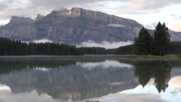 ランドル山と早朝の気分の2つのジャック湖 バンフ国立公園 アルバータ州 カナダ — ストック動画