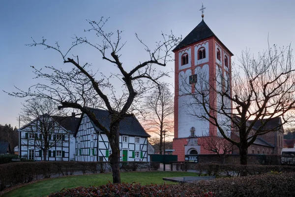 Centrum Byn Odenthal Med Församlingskyrka Och Gamla Byggnader Vid Soluppgången — Stockfoto