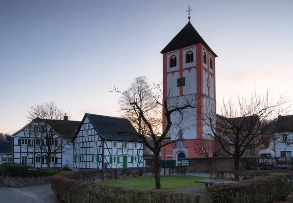 Centro Del Pueblo Odenthal Con Iglesia Parroquial Edificios Antiguos Amanecer —  Fotos de Stock