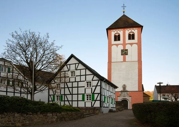 德国Bergisches Land Odenthal村中心 日出时有教区教堂和旧楼 — 图库照片