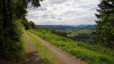 Winterberg yakınlarındaki Rothaarsteig 'in panoramik görüntüsü, Almanya' nın Sauerland bölgesinde yürüyüş yolu.