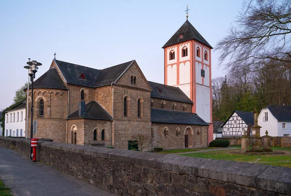 Center Village Odenthal Plébániatemplommal Régi Épületekkel Kora Reggeli Fényben Bergisches — Stock Fotó