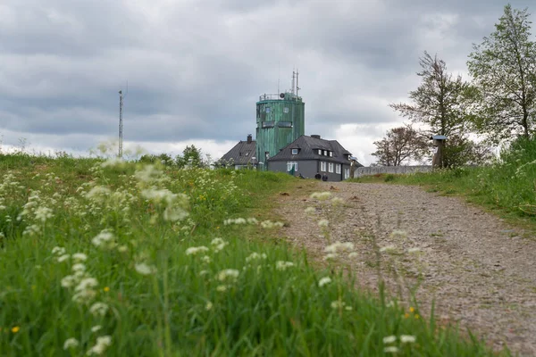 Winterberg Németország Június 2020 Emberek Egy Túraútvonalon Átkelés Csúcs Kahler — Stock Fotó