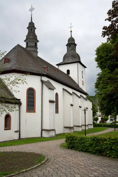 Vista Largo Sendero Iglesia Parroquial Del Pueblo Sauerland Oberkirchen Schmallenberg — Foto de Stock