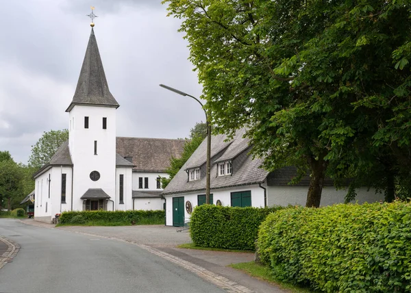 Vista Lungo Strada Centrale Del Villaggio Sauerland Westfeld Con Chiesa — Foto Stock