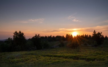 Gün batımında Kahler Asten 'in zirvesinin panoramik görüntüsü, Almanya' nın en ünlü Sauerland dağı.