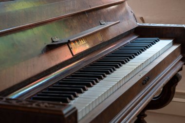 Bad SOBERNHEIM, GERMANY - 26 Haziran 2020: Almanya 'da eski bir Jaschinsky piyanosunun görüntüsünü kapat