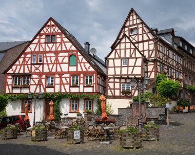 ZELTINGEN, GERMANY - 17 Haziran 2020: Moselle köyü Zeltingen 'in pazar meydanı 17 Haziran 2020' de Almanya 'da eski yarı kereste evleri ile
