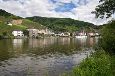 BERNKASTEL, GERMANY - 18 Haziran 2020: Bernkastel 'in 18 Haziran 2020' de Almanya 'da Moselle nehrine yakın panoramik görüntüsü