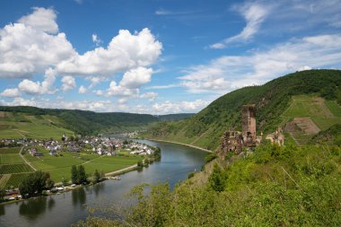 Beilstein yakınlarındaki kalesi harabe Moselle, Almanya 'daki panoramik manzara.