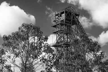 KAMP-LINTFORT, GERMANY - 22 Ağustos 2020: Zeche Friedrich Heinrich 'in gökyüzüne karşı eski çukur, Almanya' nın sanayi mirası 22 Ağustos 2020 'de Kamp-Lintfort' ta