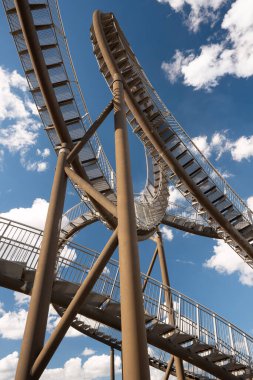 DUISBURG, GERMANY - 29 Ağustos 2020: Kaplan ve Kaplumbağa, Ruhr Metropolis 'in 29 Ağustos 2020' de Duisburg, Almanya 'da gökyüzüne karşı tarihi