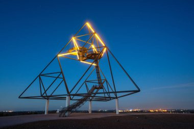 BOTTROP, GERMANY - 29 AĞUSTOS 2020: Tetraeder, Ruhr Metropolis 'in Beckstrasse tepesinde 29 Ağustos 2020' de Bottrop, Almanya 'da gün batımına karşı bir dönüm noktası