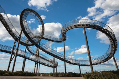 DUISBURG, GERMANY - 29 Ağustos 2020: Kaplan ve Kaplumbağa, Ruhr Metropolis 'in 29 Ağustos 2020' de Duisburg, Almanya 'da gökyüzüne karşı tarihi
