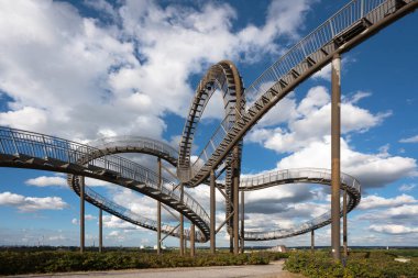 DUISBURG, GERMANY - 29 Ağustos 2020: Kaplan ve Kaplumbağa, Ruhr Metropolis 'in 29 Ağustos 2020' de Duisburg, Almanya 'da gökyüzüne karşı tarihi