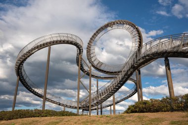 DUISBURG, GERMANY - 29 Ağustos 2020: Kaplan ve Kaplumbağa, Ruhr Metropolis 'in 29 Ağustos 2020' de Duisburg, Almanya 'da gökyüzüne karşı tarihi